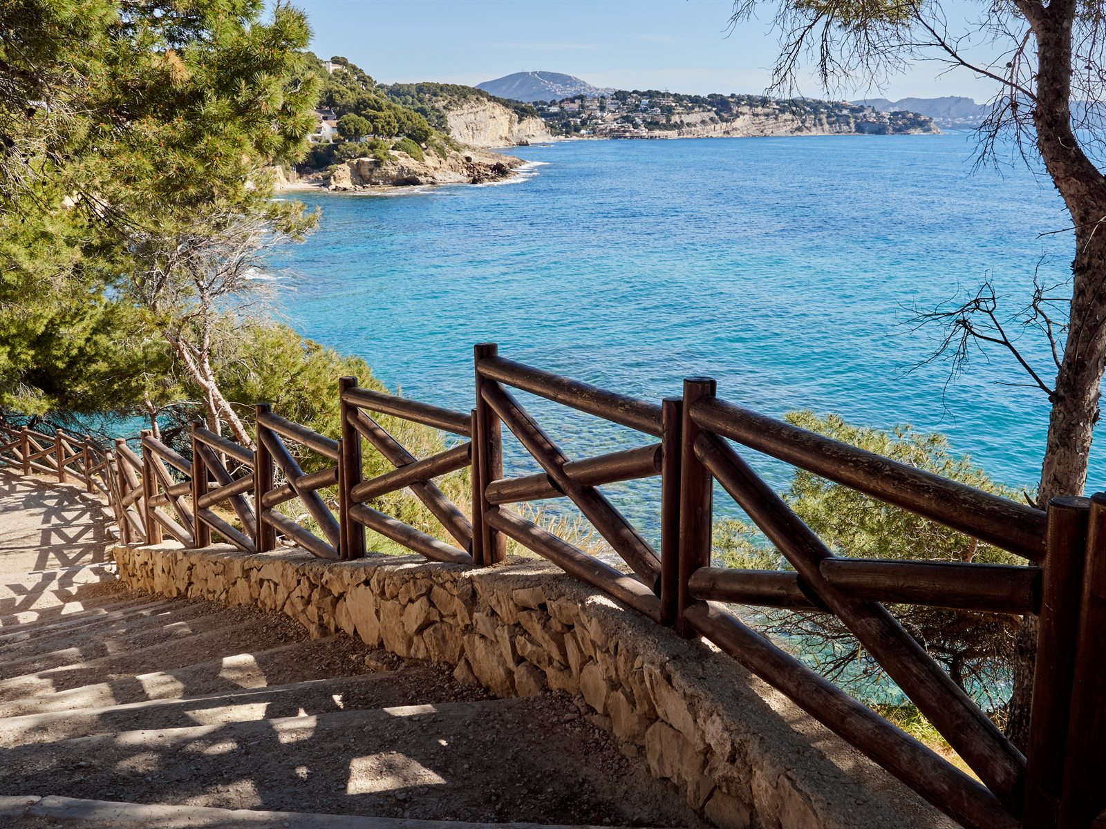 Treppe zu einer türkisen Bucht an der Costa Blanca
