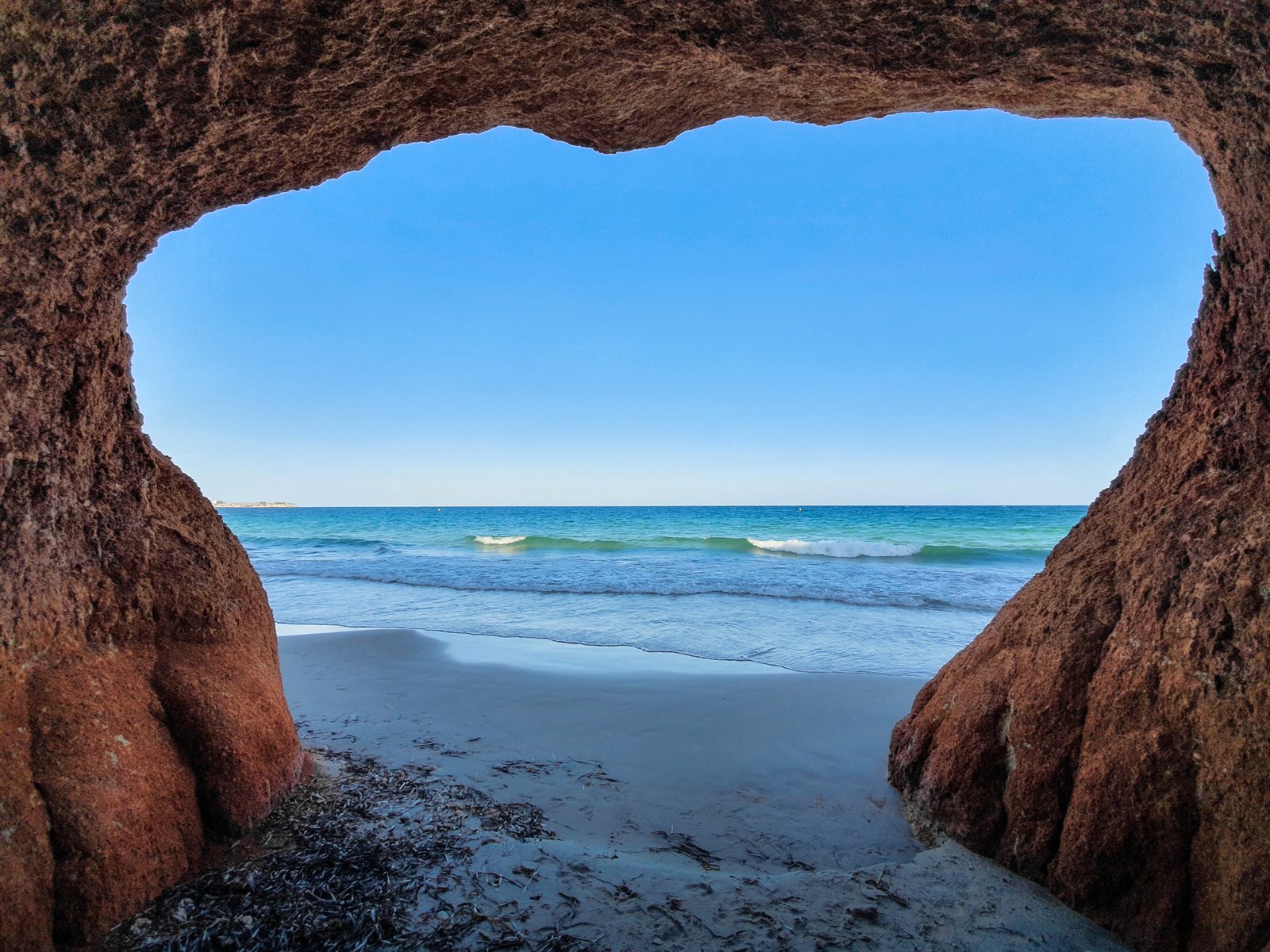 Felsbogen über einem Strand der Costa Blanca